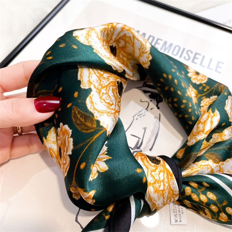Sciarpa quadrata 100% seta con decorazione floreale bianca per donna | La Parisienne
