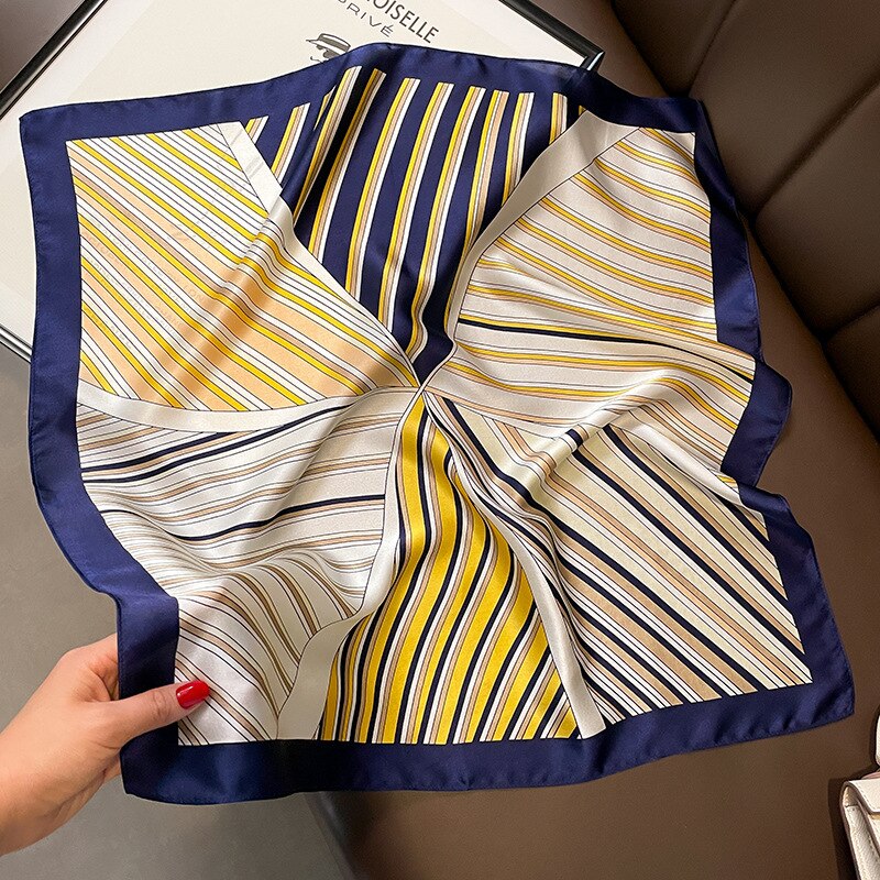 Quadrato chic e moderno in 100% seta per donna | La Parisienne