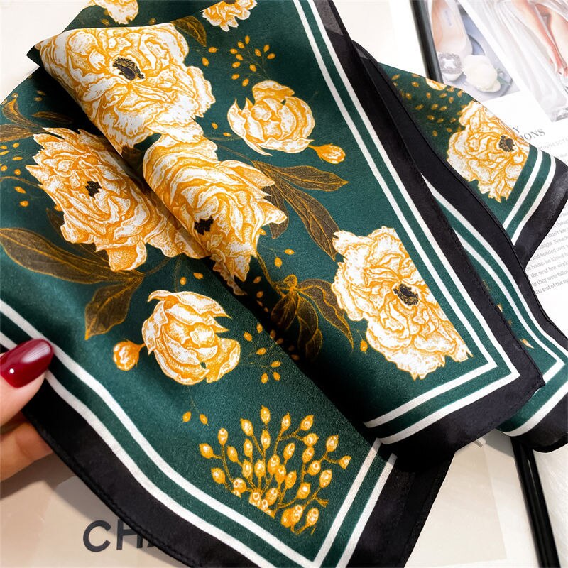 Sciarpa quadrata 100% seta con decorazione floreale bianca per donna | La Parisienne