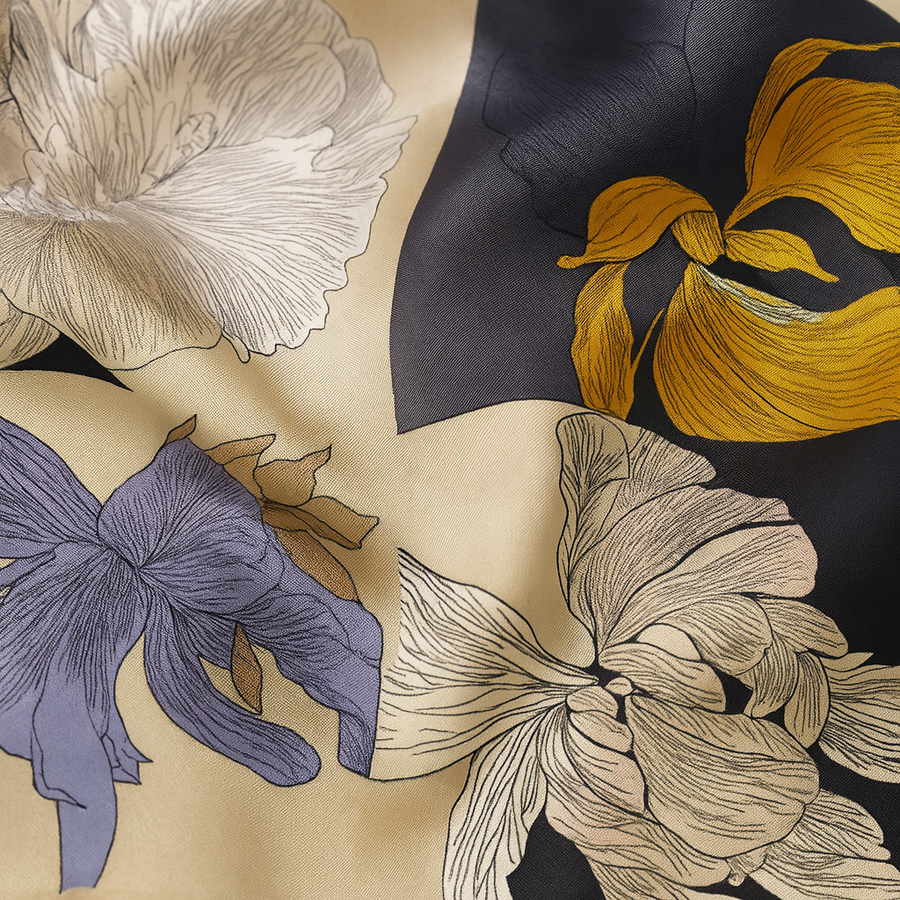 Sciarpa quadrata di seta a fiori blu La Parisienne