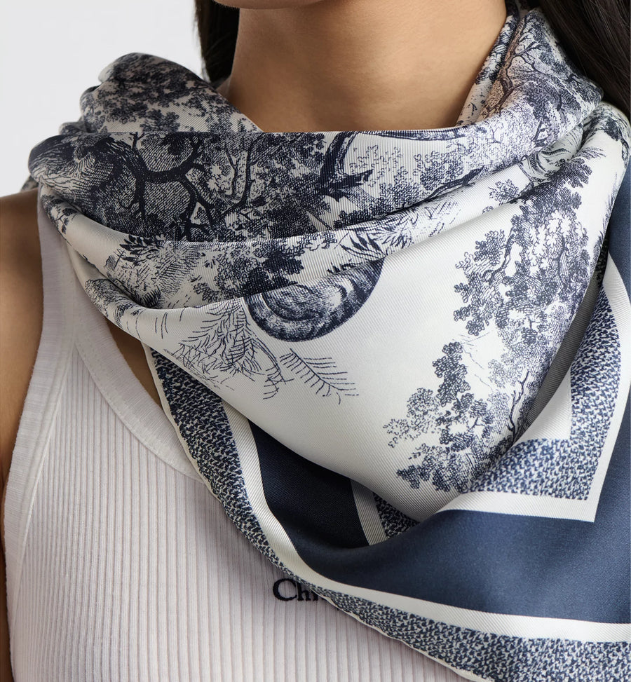 Quadrato di seta firmato