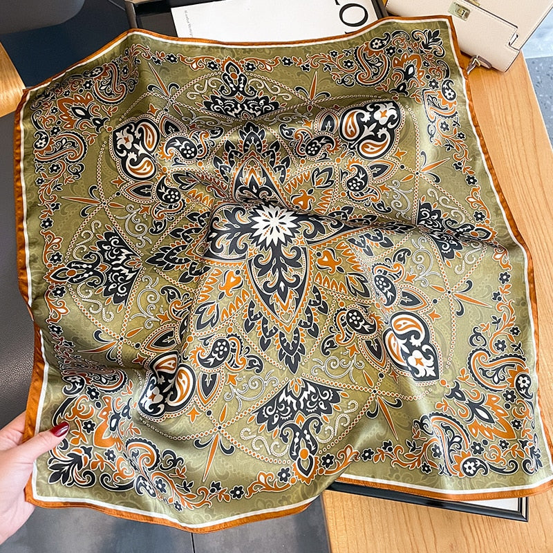 Ornamento quadrato verde chic in seta al 100% per donna | La Parisienne 