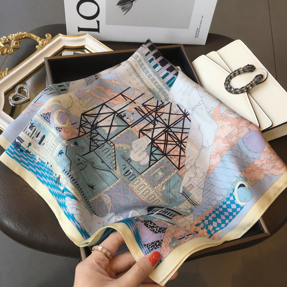 Decorazione surrealista quadrata in seta al 100% per donna | La Parisienne 
