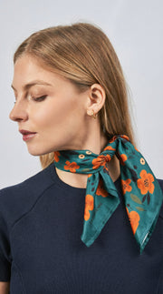 Sciarpa quadrata da donna in seta 100% con fiore artistico | La Parisienne 