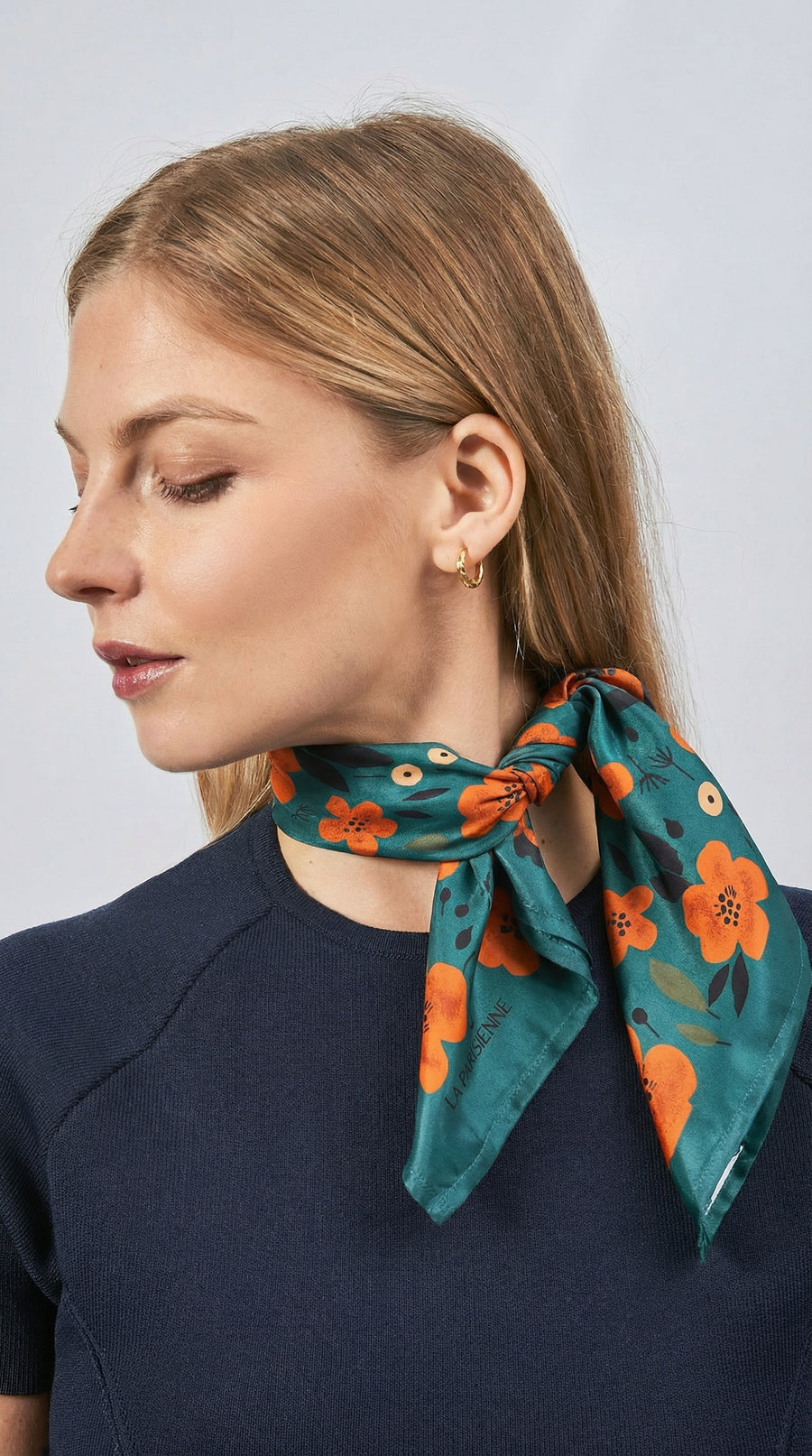 Sciarpa quadrata da donna in seta 100% con fiore artistico | La Parisienne 